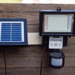 Bewegungsmelder mit Baustrahler-Charme – zweite Solarleuchte im Test: Frostfire Digitale 56 LED