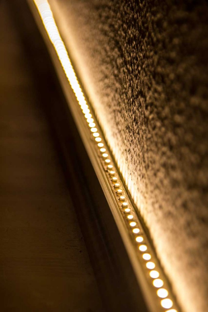 Der LED-Streifen leuchtet indirekt die Wand an, dabei wird die Struktur der Raufasertapete sichtbar.